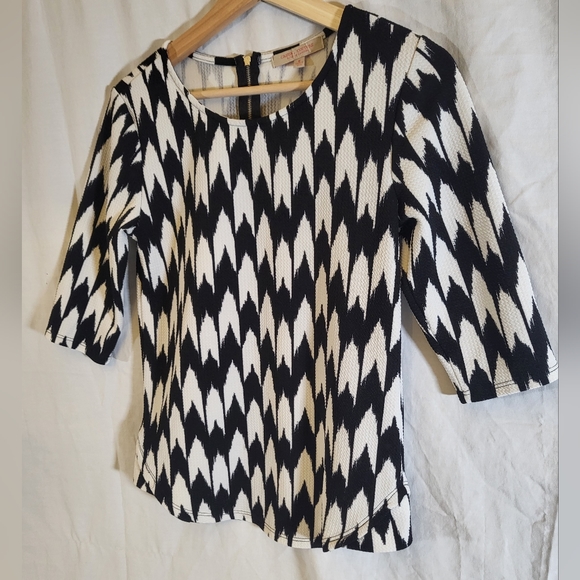 Casual Couture Black & White Arrow Patterned Zip Back Shirt | Size Small - Picture 6 of 9